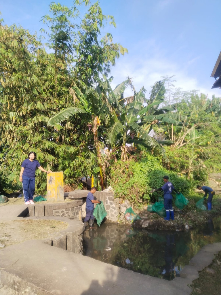 Giat Jumat Bersih sungai dari sampah plastik bersama SungaiWatch di lingkungan Kangin Kelurahan Sempidi.jumat 22 agustus 2025